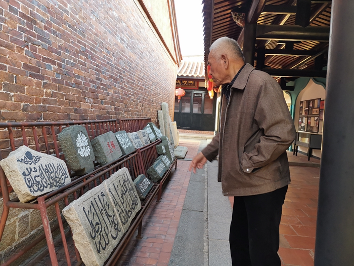 当地老人介绍祠堂和丁氏家族的历史 受访者供图