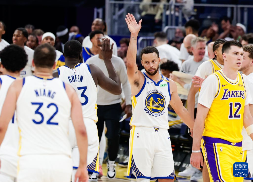 NBA季前赛:勇士胜湖人