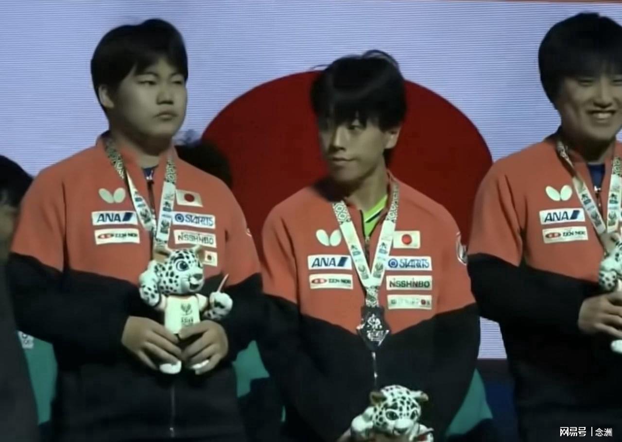毫无羞耻心!松岛辉空出局后低头玩手机 无视张本智和 后者垂头丧气